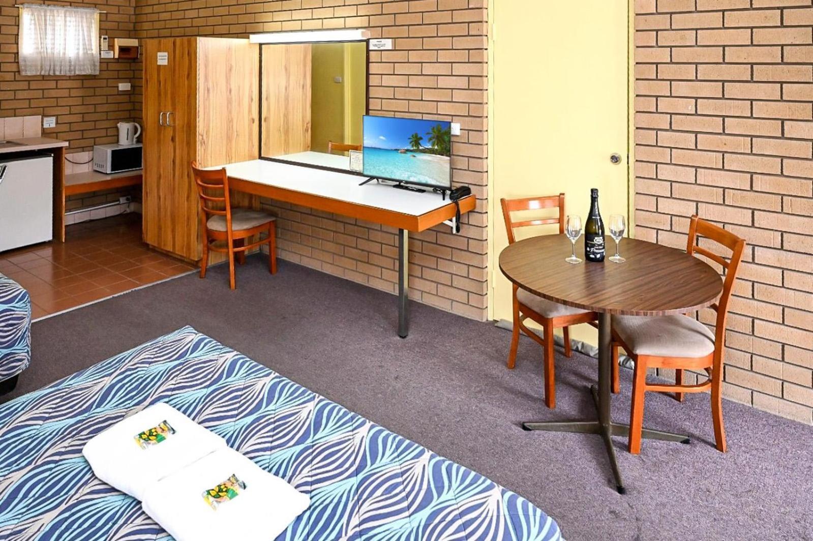 Holbrook Town Centre Motor Inn מראה חיצוני תמונה